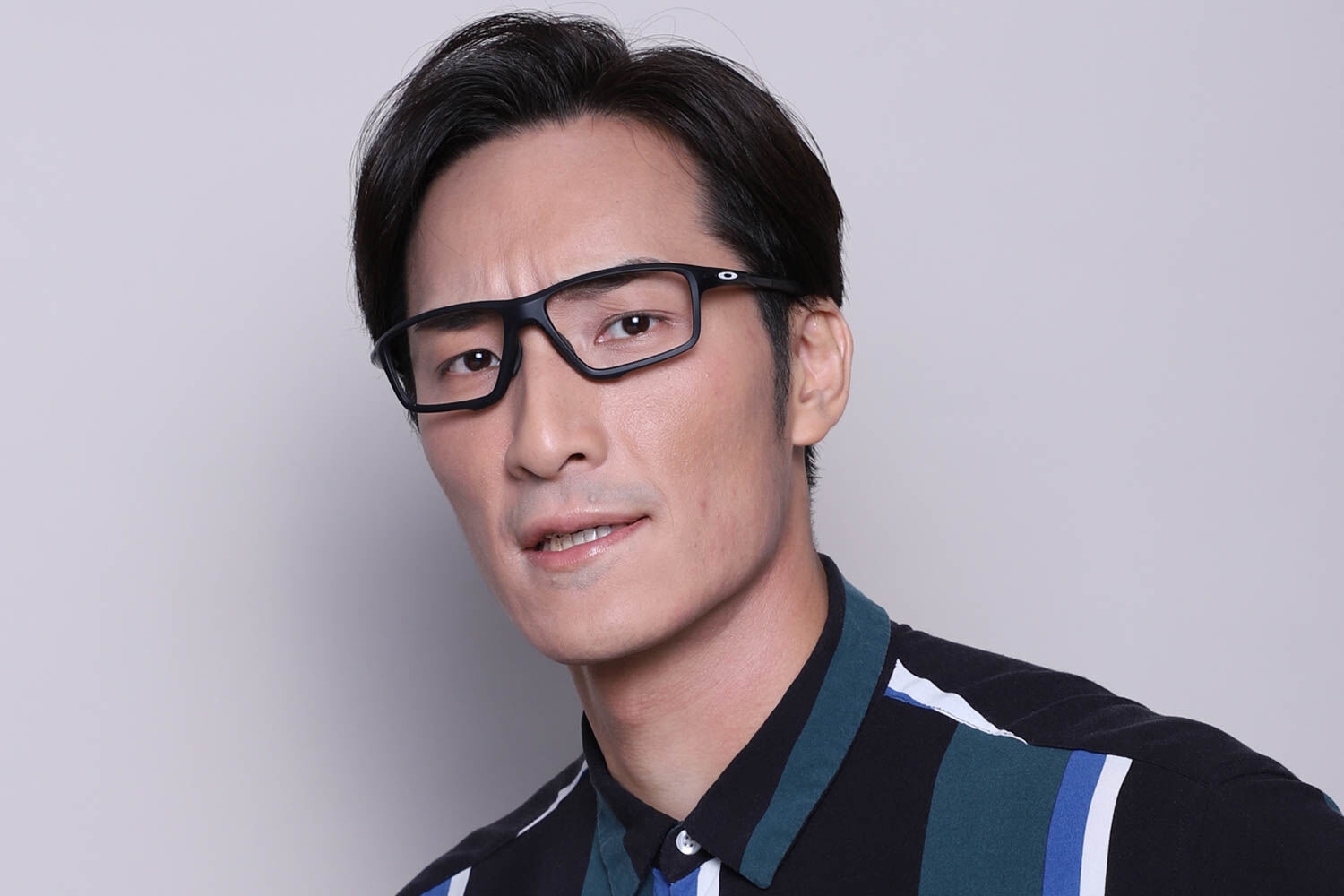 激レア　オークリーハンチング日本未発売 OAKLEY CROSSLINK(オークリークロスリンク) OX 8118-04サテンブラック